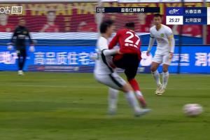 逃过一劫?卡米洛飞蹬江文豪腹部染黄,VAR介入认定非红牌