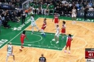 太快了!科塔顺下空接暴扣 凯尔特人一波16-4反超奇才