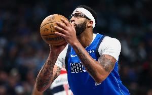 队记:明天NBA杯对阵灰熊 浓眉升级为小概率出战 莱夫利继续缺阵