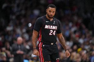 主攻手!鲍威尔20中10砍全队最高25分外加4板3助 正负值+6