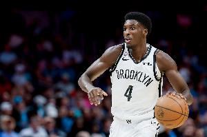 接锅球!20号秀鲍威尔弧顶迎着布里奇斯命中压哨三分