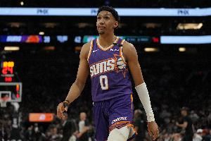 生猛！瑞安·邓恩篮下接球暴起 双手隔扣马特科维奇