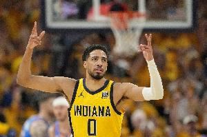 挺像那么回事!哈利伯顿场边正装指挥队友 神似球队主帅