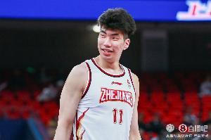 余嘉豪谈隔扣胡金秋：释放了压力 下意识看了他一眼 没不尊重秋哥